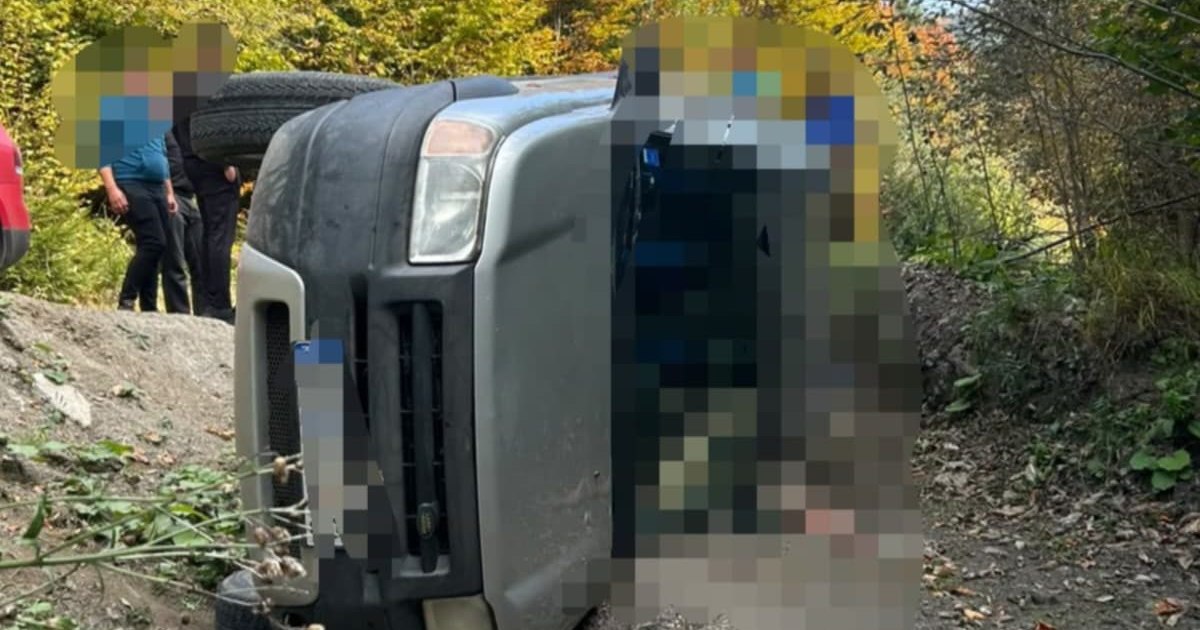 Tragedie pe Valea Doftanei: Un bărbat de 80 de ani și o femeie de 78 de ani găsiți morți într-o mașină răsturnată