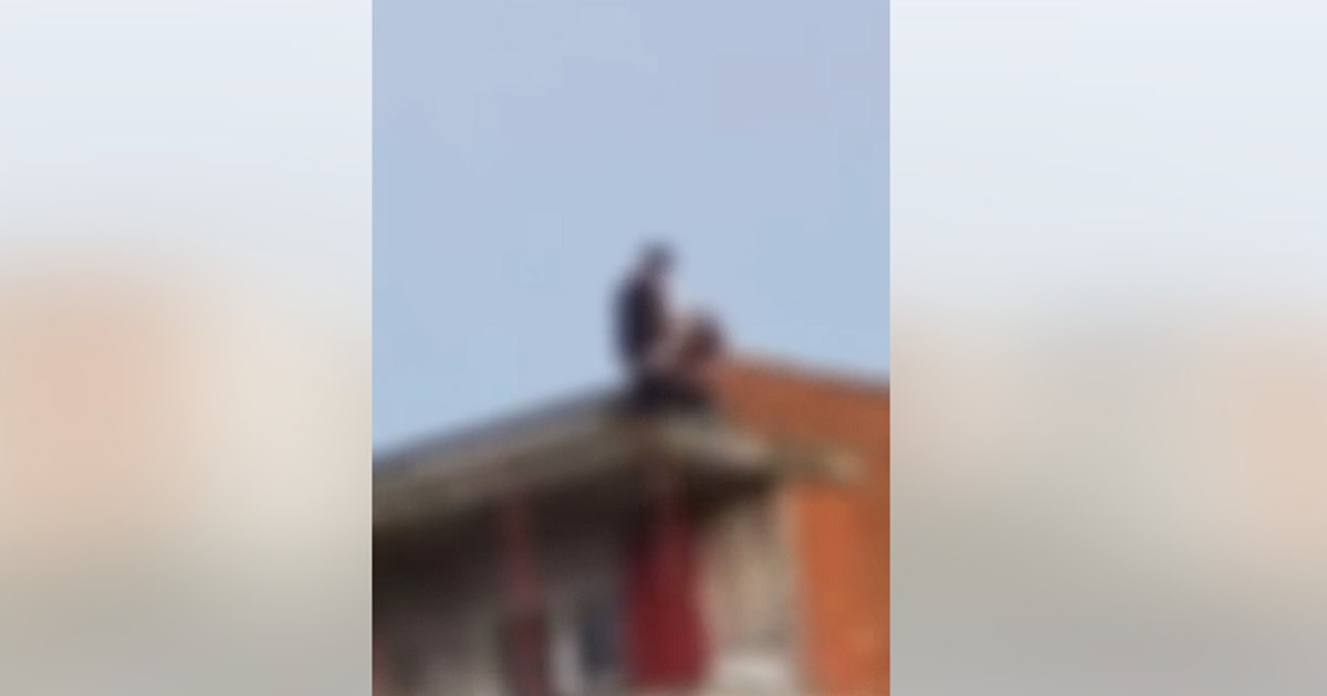 Poliția investighează un incident de ultraj contra bunelor moravuri pe acoperișul unui bloc din Oradea