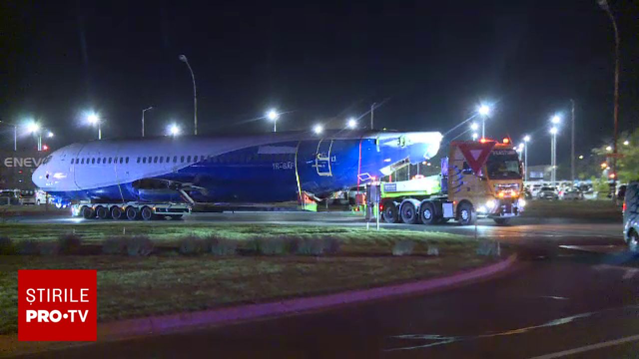 Un avion Blue Air a rămas blocat sub un pod de pe DN1 în timpul transportului special