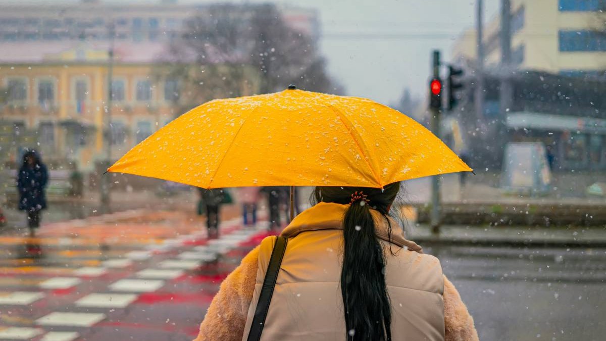 Schimbare meteorologică majoră în România: ploi, ninsori și vânt puternic din duminică