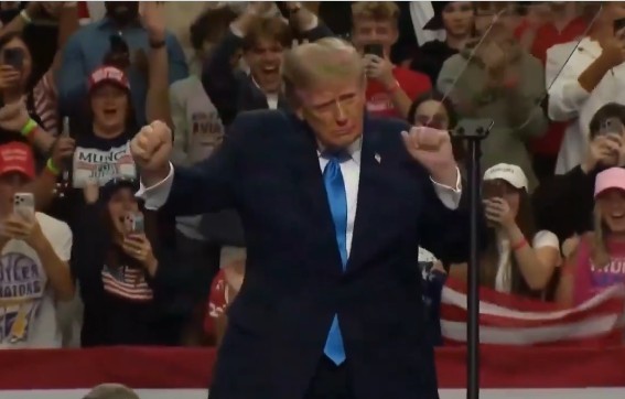 Contradicție vestimentară pentru Donald Trump: Eticheta sacoului său indică produse fabricate în Asia