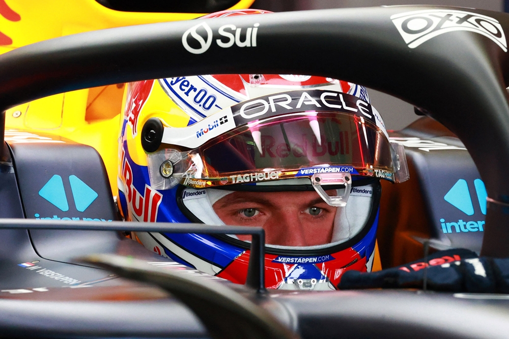Max Verstappen reușește pole position în Singapore, urmat de piloții Ferrari
