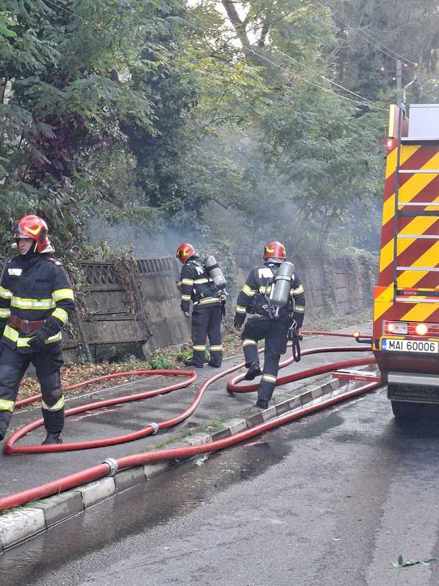 Incendiu la acoperișul unei clădiri dintr-o fostă unitate militară din județul Vâlcea