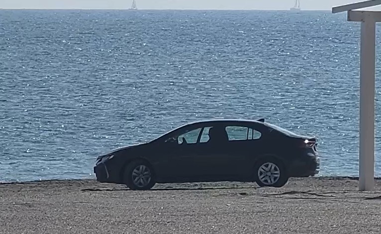 Un șofer din București a parcat autoturismul pe plaja Cap Aurora, imaginile fiind virale