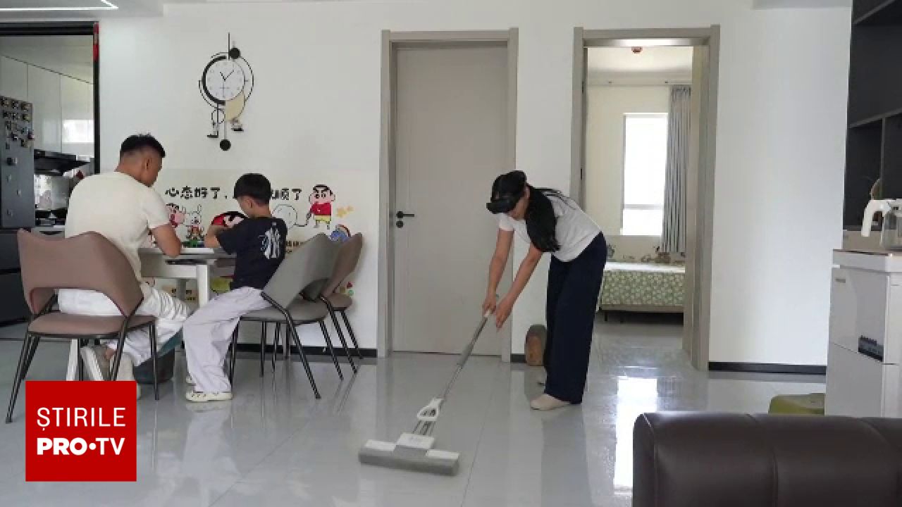 Oameni plătiți pentru a antrena roboți în China: se filmează în timp ce execută sarcini casnice