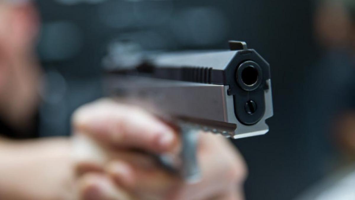 Un bărbat a atacat un polițist cu un cuțit în Sectorul 3, fiind imobilizat cu muniție neletală