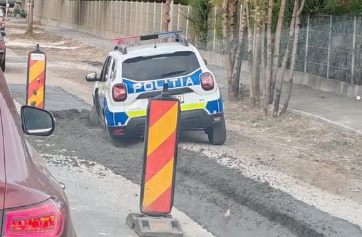 Autospeciala Poliției Brașov a rămas blocată în betonul proaspăt turnat pe o stradă în reabilitare