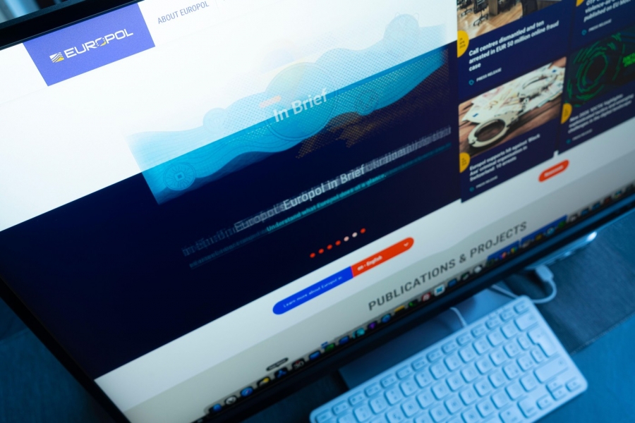 Europol primește fonduri pentru tehnologie AI, în timp ce riscurile de supraveghere afectează protecția datelor