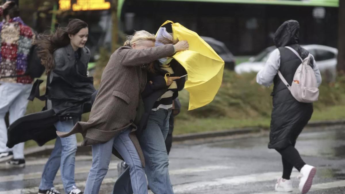 Cod galben de ploi și ninsori la munte: Val de aer rece cu manifestări de iarnă în România