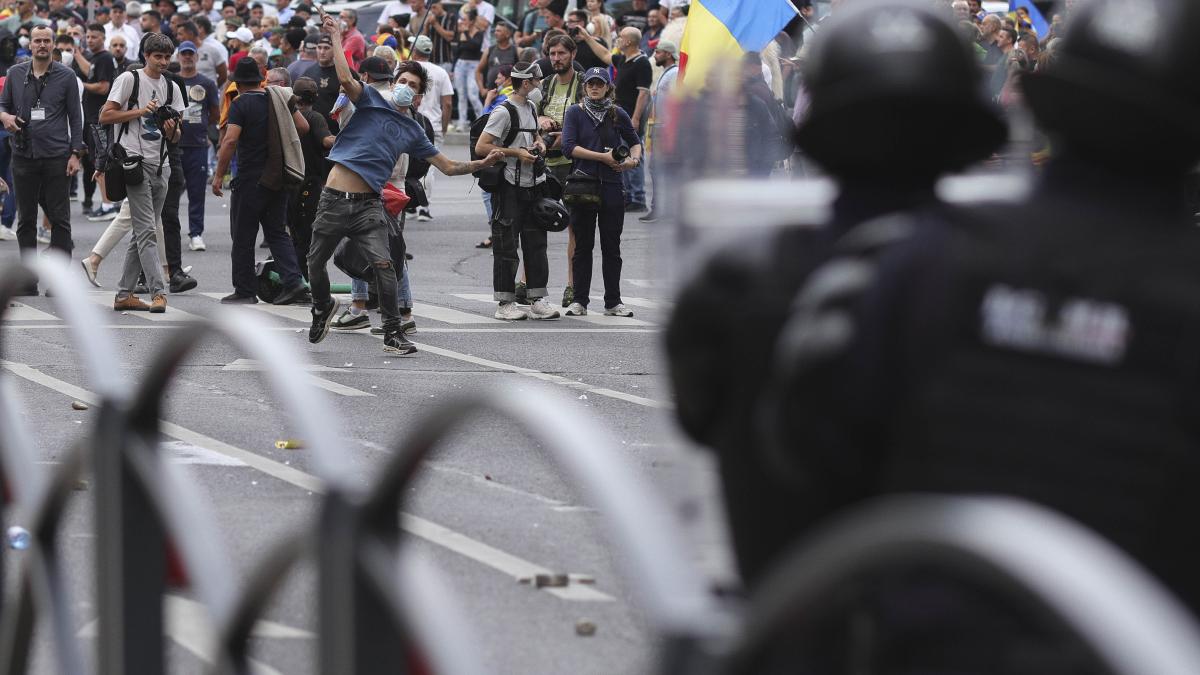 Un bărbat suspect de instigare la violențe în Piața Victoriei a fost prins cu un pistol în mașină