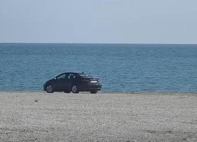 Constanța: Un tânăr a fost amendat cu 10.000 de lei după ce a condus mașina pe plaja Cap Aurora