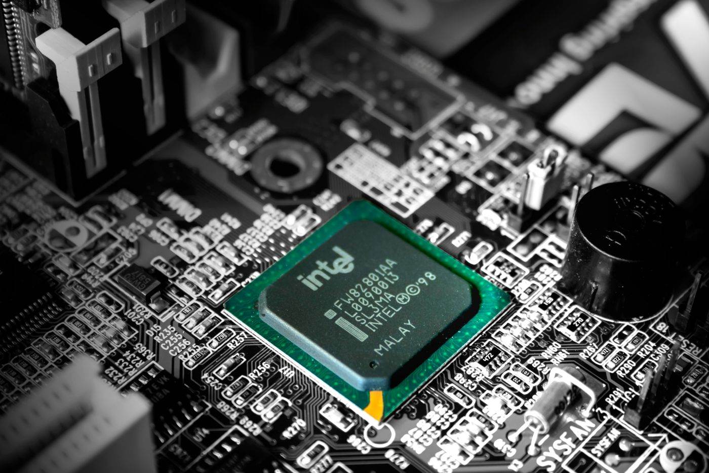 Intel și Broadcom avertizează: Finanțarea ar putea bloca dezvoltarea infrastructurii AI