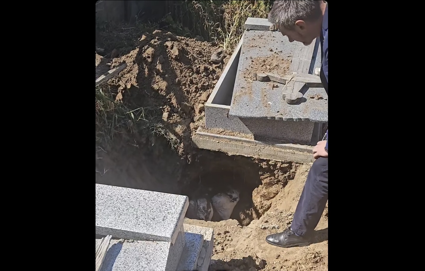 Descoperire macabră la cimitirul din Slatina: sute de oase umane găsite în saci de rafie