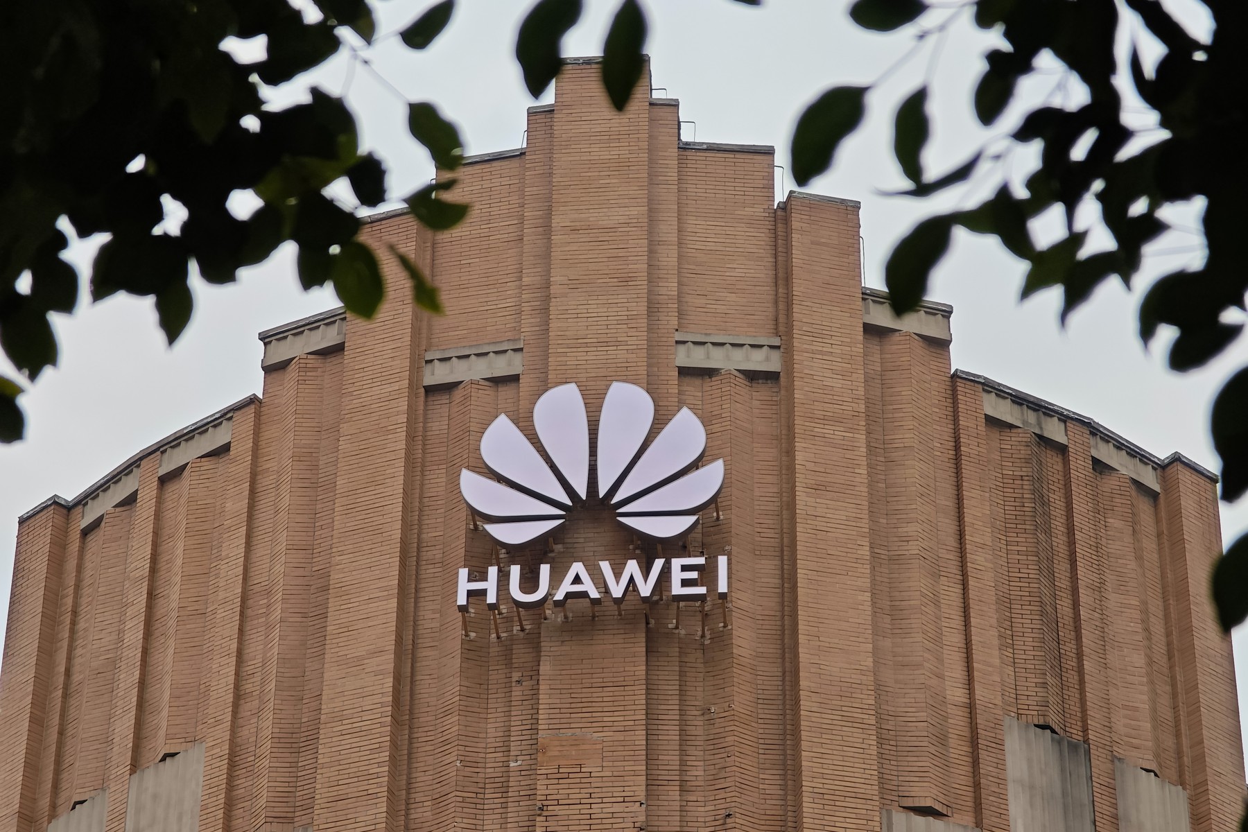 Huawei reduce distanța față de Nvidia pe piața chineză de cipuri pentru inteligență artificială