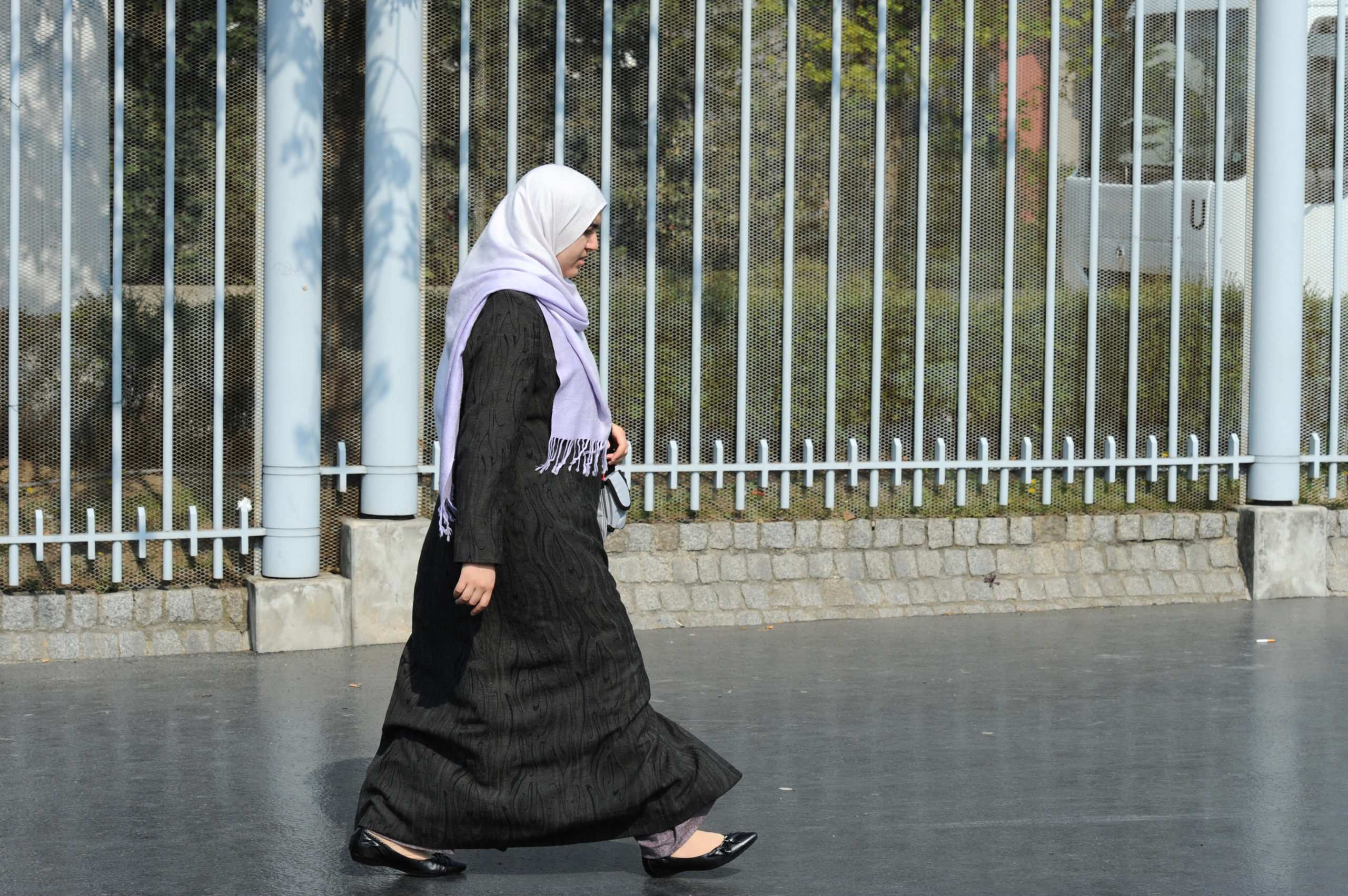 Azerbaidjan: Elevelor care poartă văl islamic li se refuză accesul în școli, în urma unei noi legi