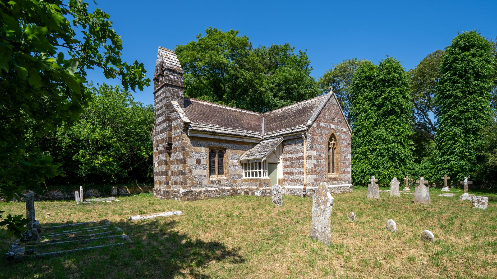 Oseminte umane descoperite în spatele unui zid fals la Cimitirul Strehareți din Slatina