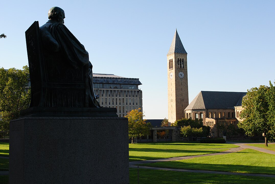 Universitatea Cornell suspendă activitățile asociațiilor studențești masculine după acuzații de viol în grup