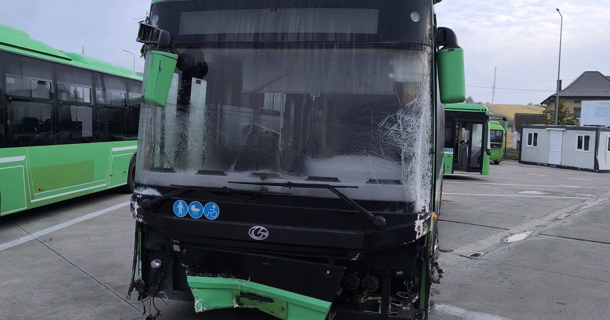 Accident provocat de un șofer de autobuz beat în Suceava: a distrus cinci mașini și un stâlp