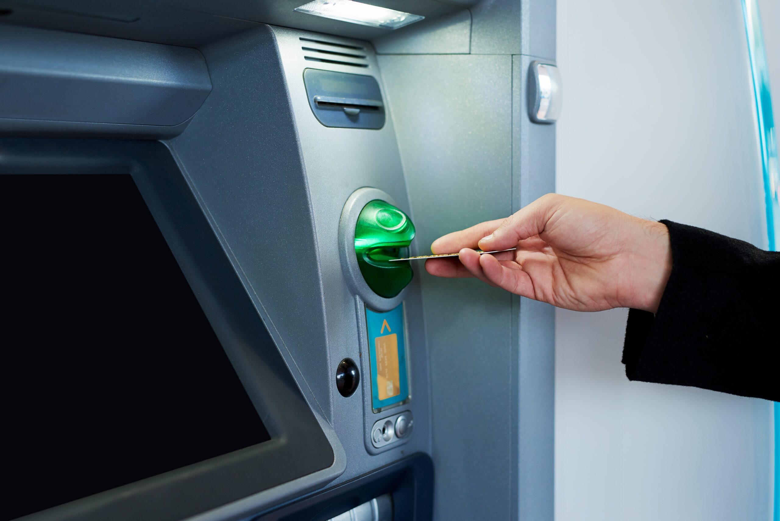 Un bărbat din Alba este trimis în judecată după ce a folosit un card bancar găsit pe stradă